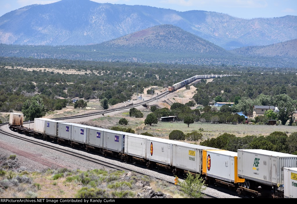 BNSF 7869 East stopped at West Darling